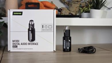Interface Shure MVX2U Gen 2, sa boîte et son câble USB-C posés sur un bureau