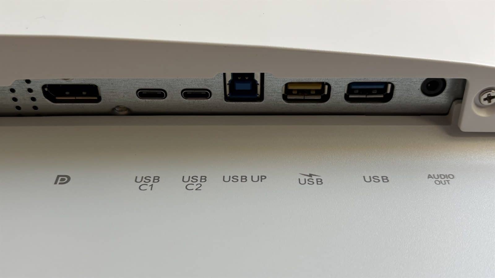 Philips Evnia 32M2N8900 - Ports