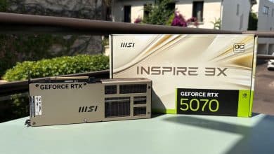 MSI RTX 5070 Inspire 3X OC et sa boîte, backplate GeForce RTX en coloris champagne