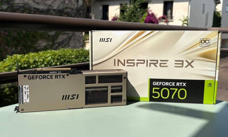 MSI RTX 5070 Inspire 3X OC et sa boîte, backplate GeForce RTX en coloris champagne