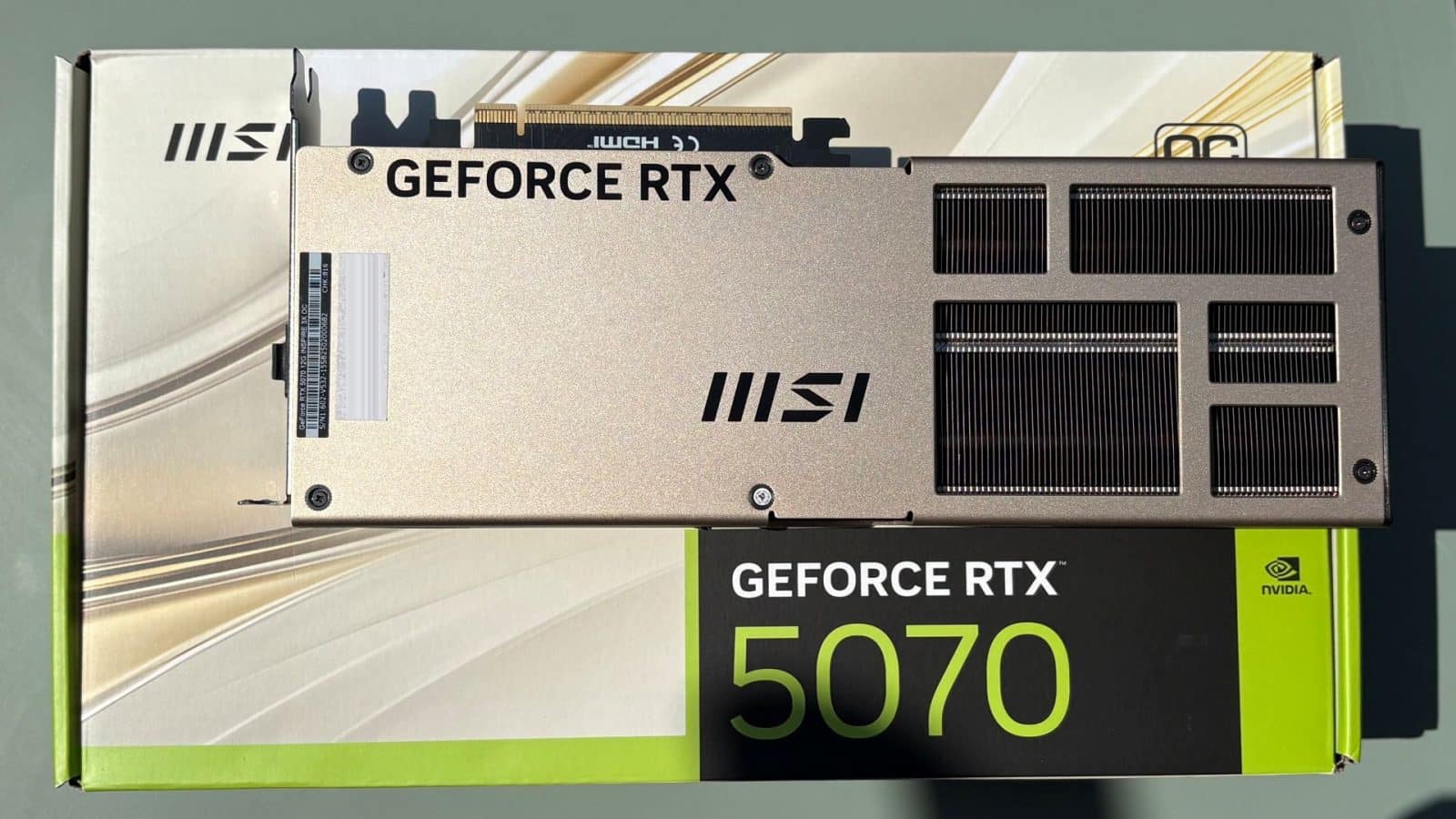 Backplate métallique de la MSI RTX 5070 Inspire avec découpe de ventilation et logo MSI