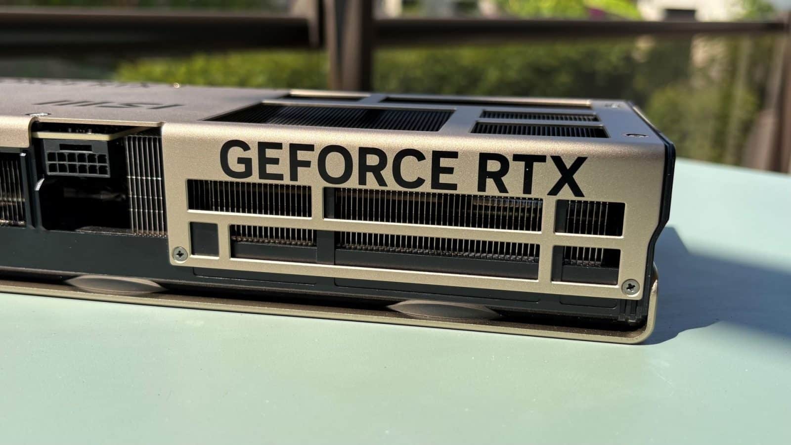 Tranche supérieure de la MSI RTX 5070 Inspire avec son connecteur d'alimentation 8 broches