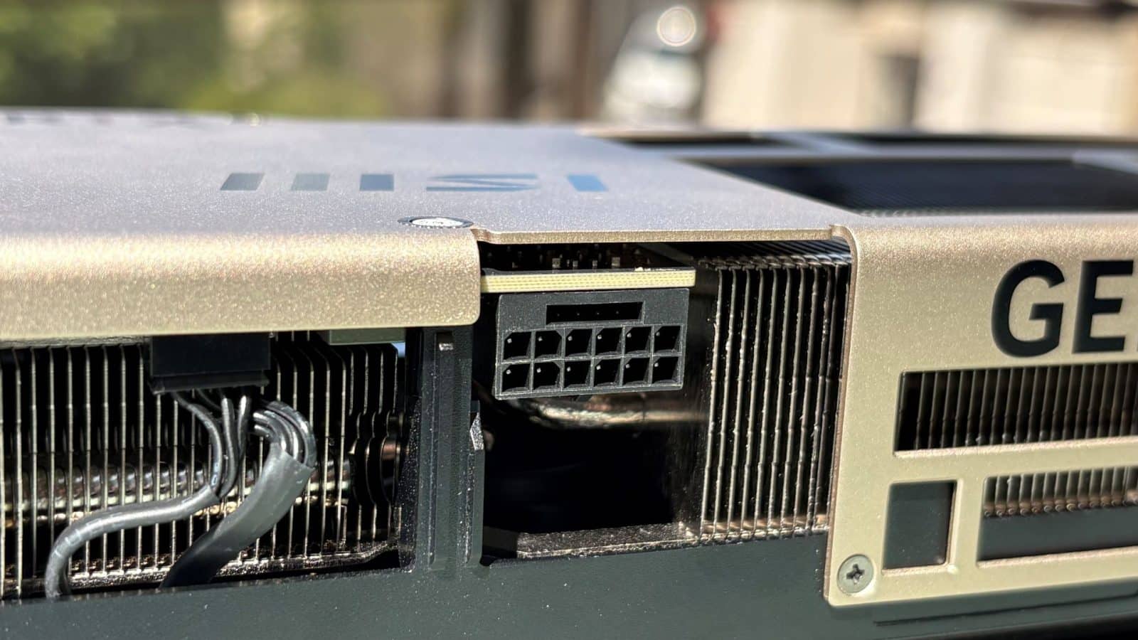 Gros plan du connecteur d'alimentation 8 broches de la MSI RTX 5070 Inspire 3X OC