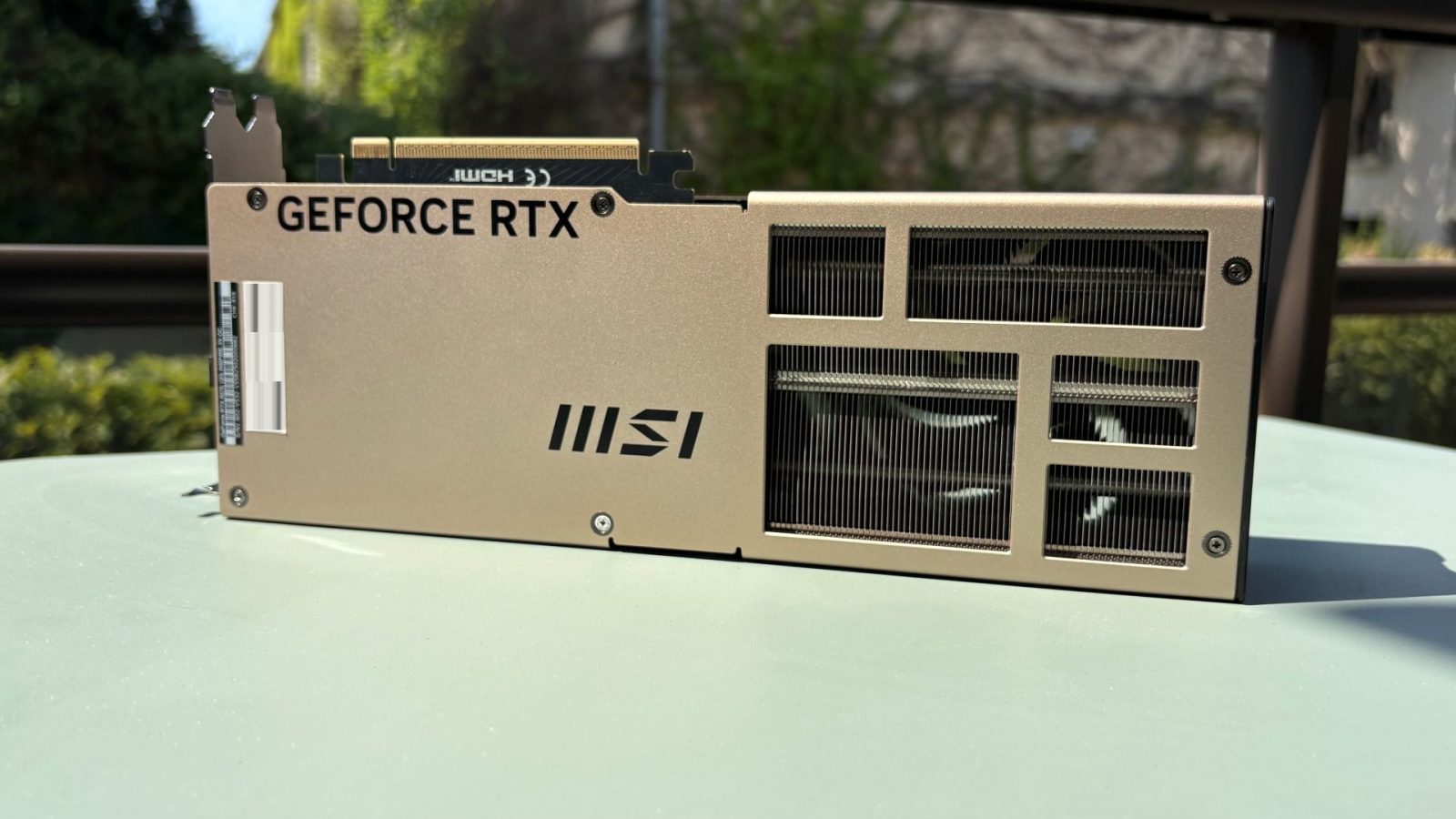 Vue de profil de la MSI RTX 5070 Inspire montrant l'épaisseur 2,5 slots du radiateur