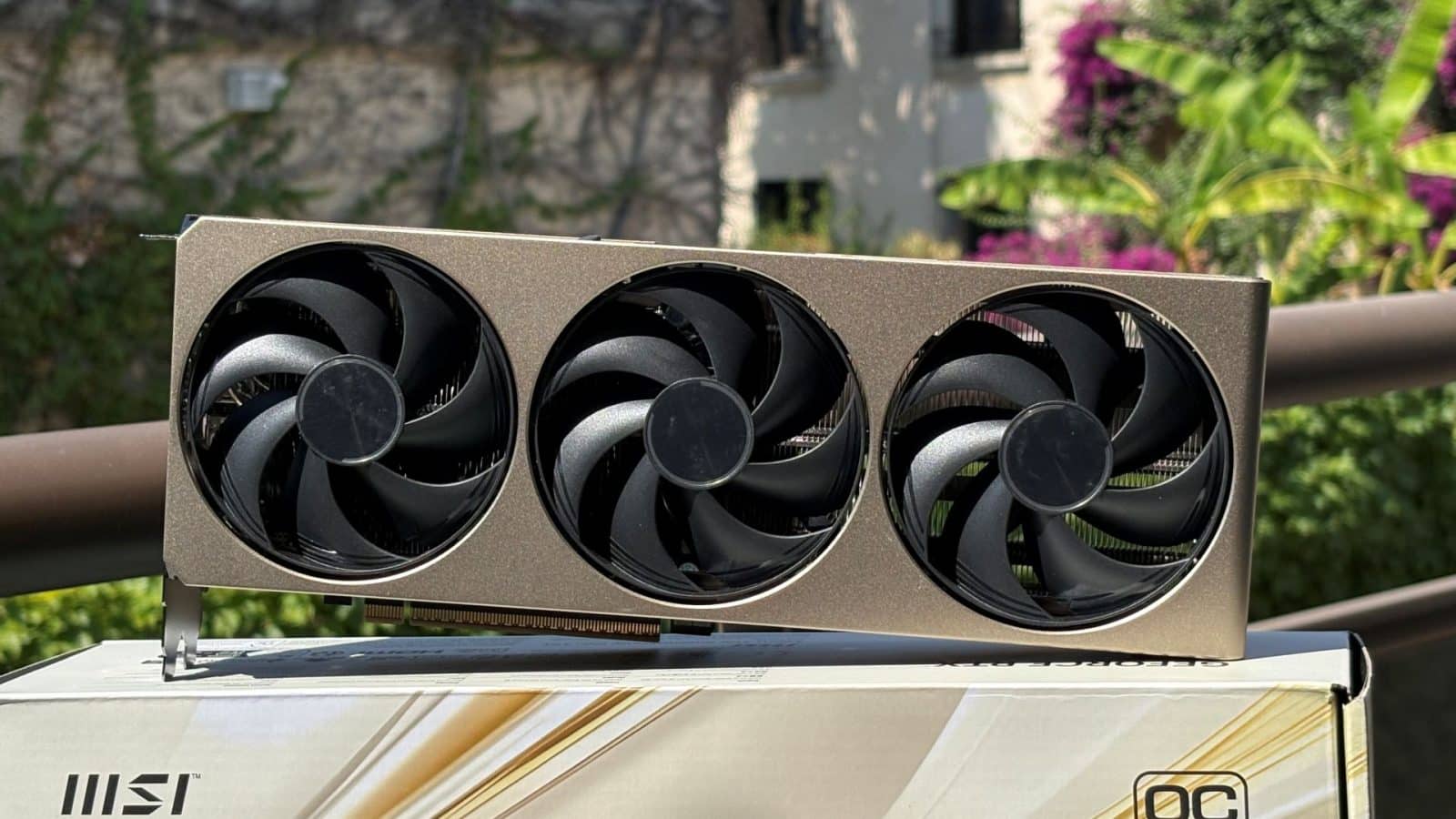 Design champagne et triple ventilateur de la MSI RTX 5070 Inspire 3X OC