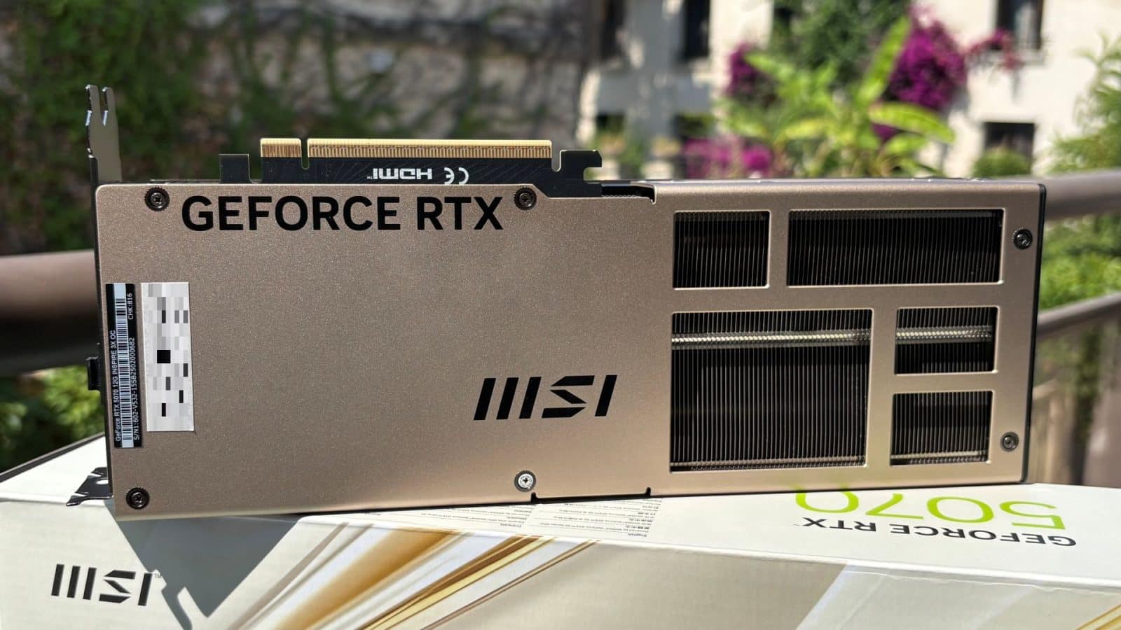 Backplate de la MSI RTX 5070 Inspire 3X OC posée sur son emballage GeForce RTX 5070
