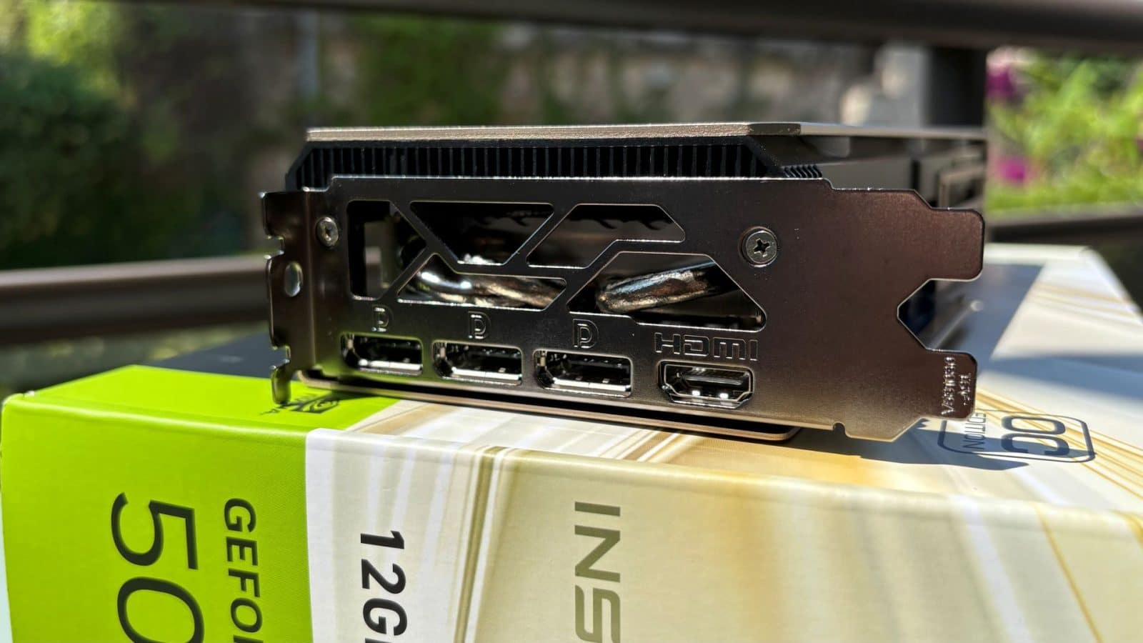 Connectique de la MSI RTX 5070 Inspire : trois DisplayPort 2.1b et un HDMI 2.1b
