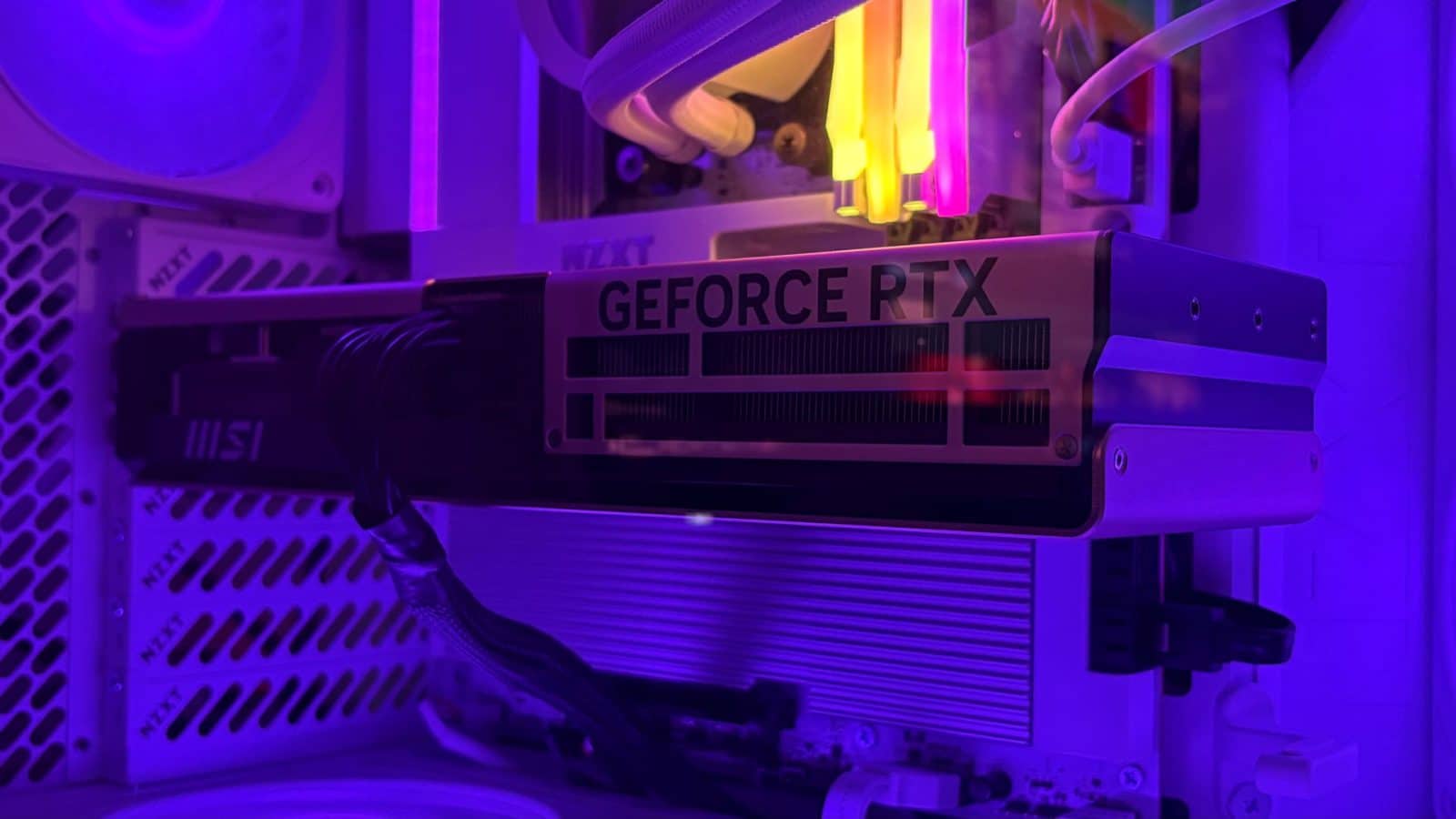 MSI RTX 5070 Inspire montée dans un boîtier NZXT blanc, tranche GeForce RTX visible
