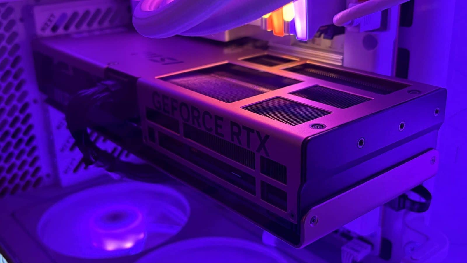 Ailettes de dissipation de la MSI RTX 5070 Inspire 3X OC installée dans la configuration de test