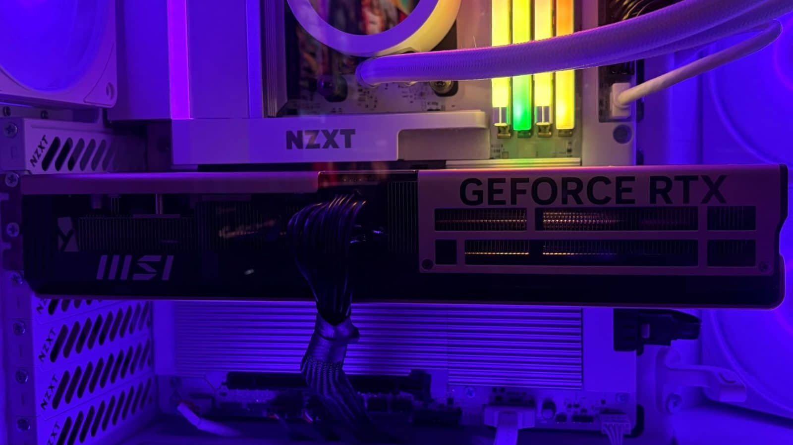 Carte graphique MSI RTX 5070 Inspire intégrée à un setup blanc NZXT avec watercooling