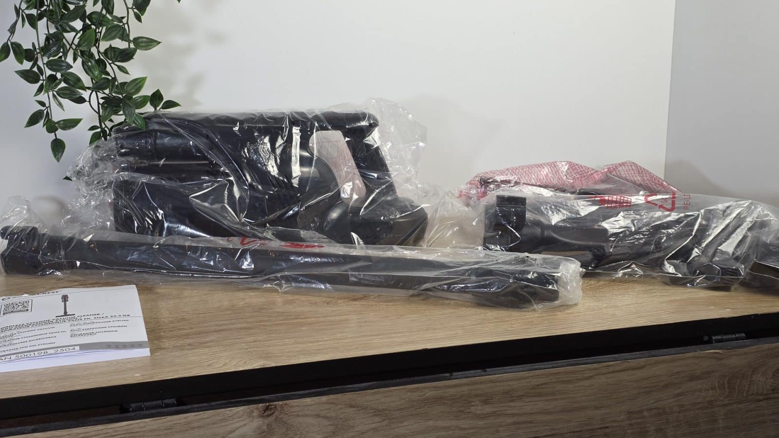 Accessoires de l'aspirateur SilverCrest encore emballés dans leurs sachets