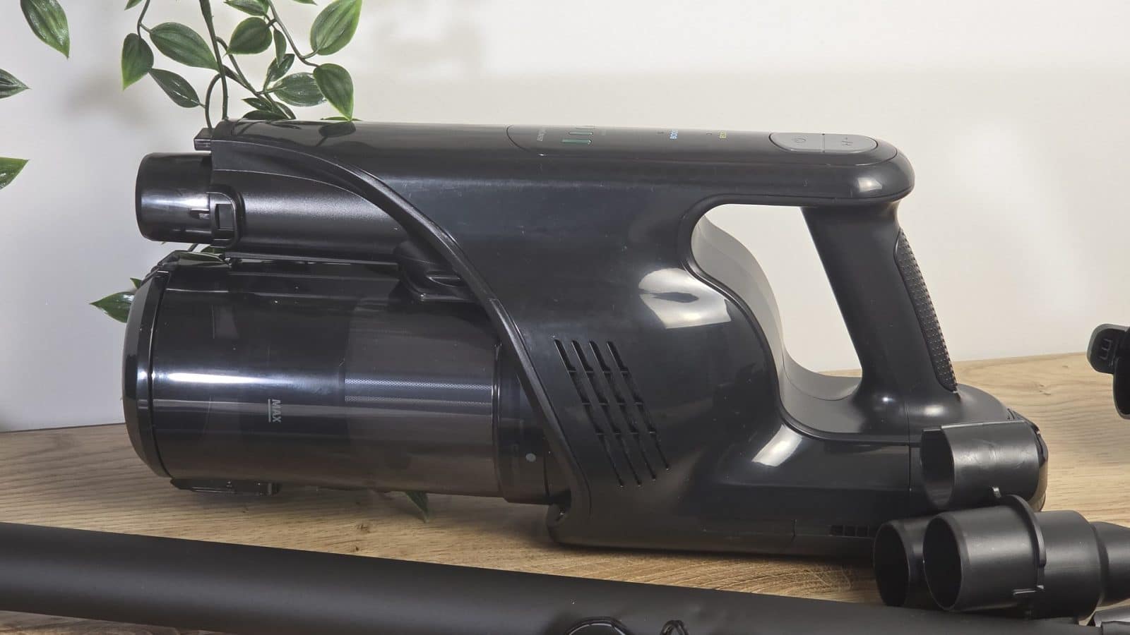Gros plan sur le bloc moteur et le réservoir cyclonique de l'aspirateur SilverCrest