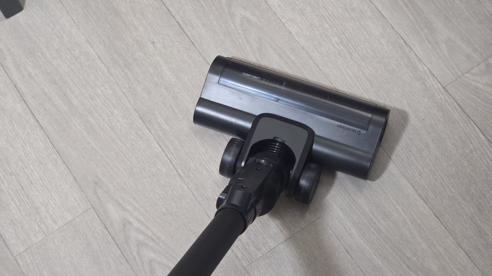 Brosse motorisée de l'aspirateur SilverCrest sur un sol stratifié