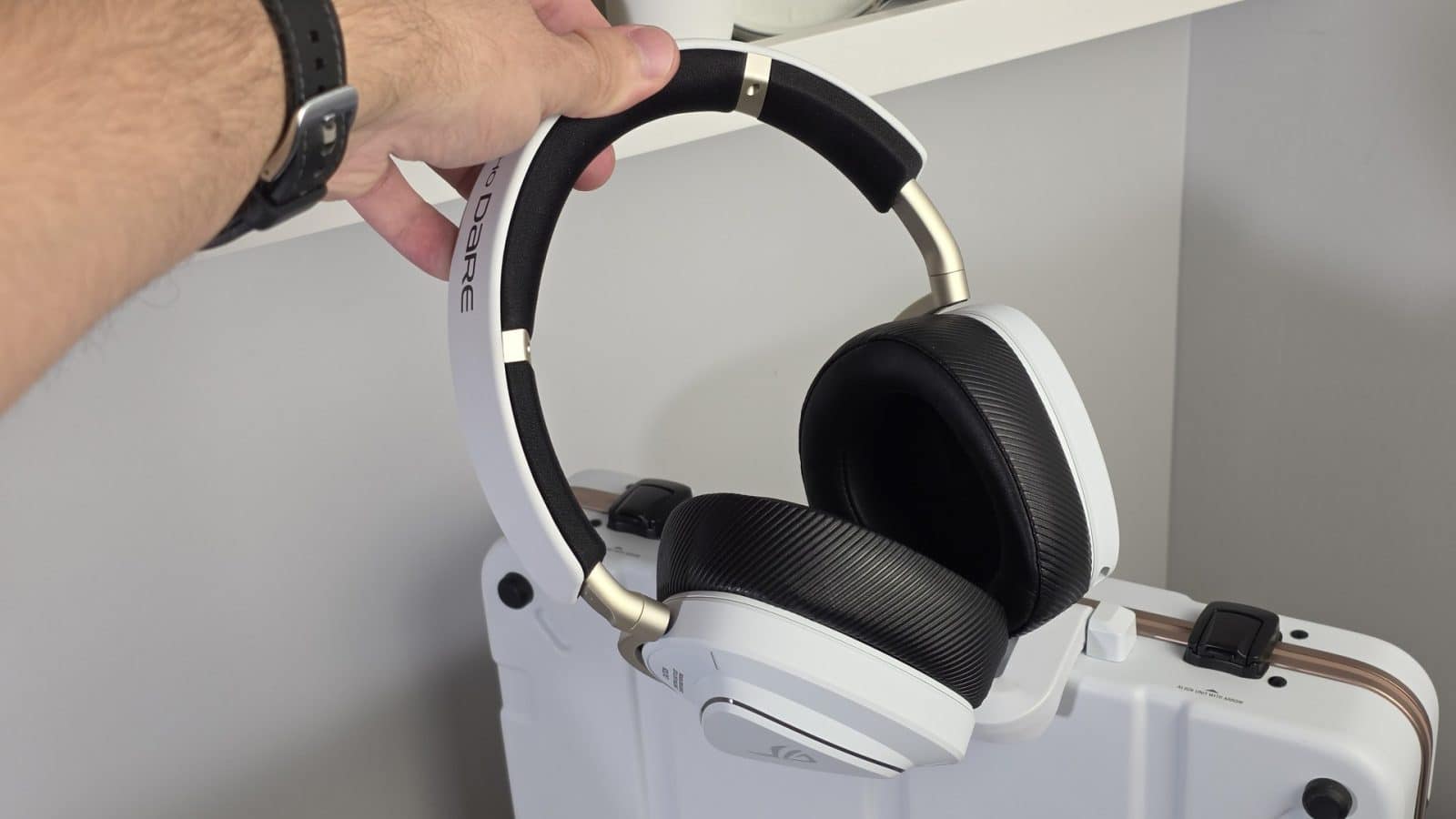 Le casque ROG Delta II Kojima Productions tenu en main