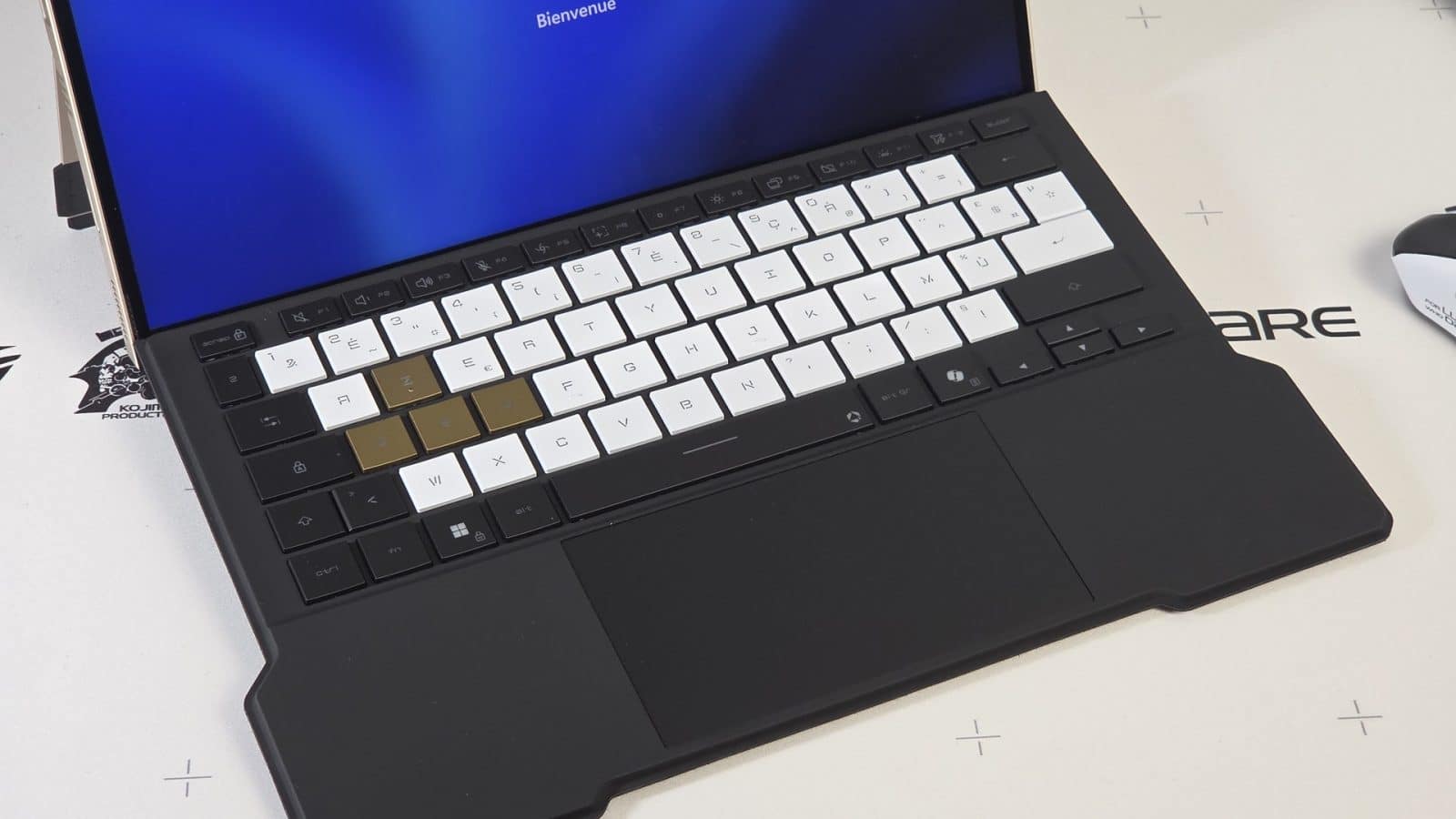 Le clavier détachable de la ROG Flow Z13 Kojima Productions et ses touches dorées