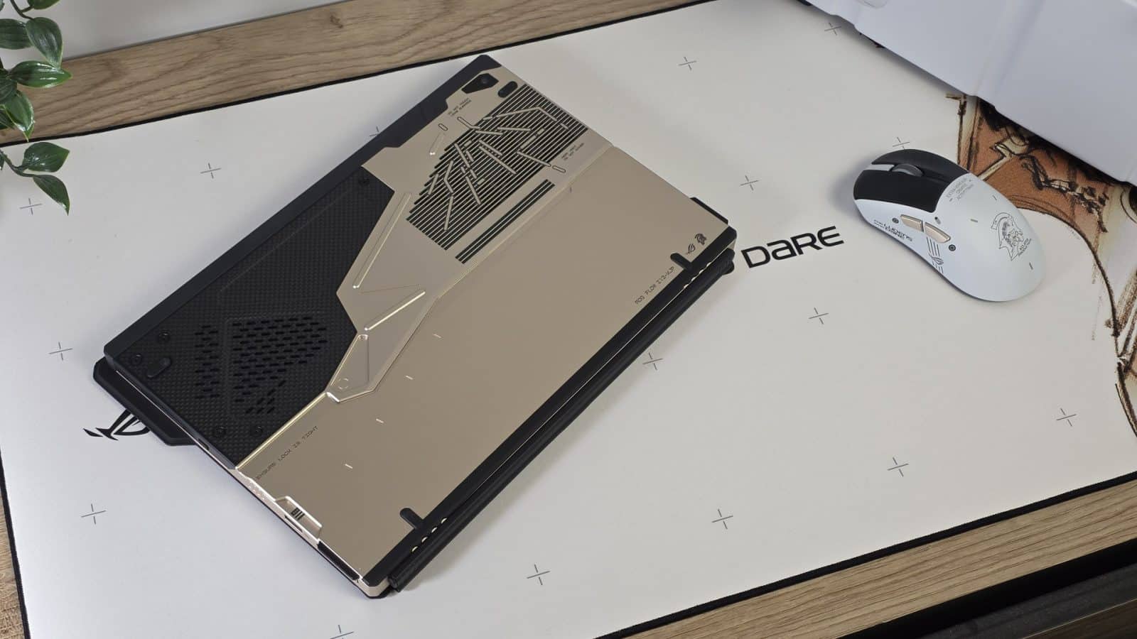 La ROG Flow Z13 Kojima Productions vue de dos sur son tapis ROG Scabbard II
