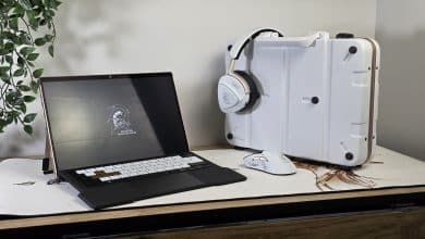 ASUS ROG Flow Z13 Kojima Productions Edition avec ses accessoires assortis sur un bureau