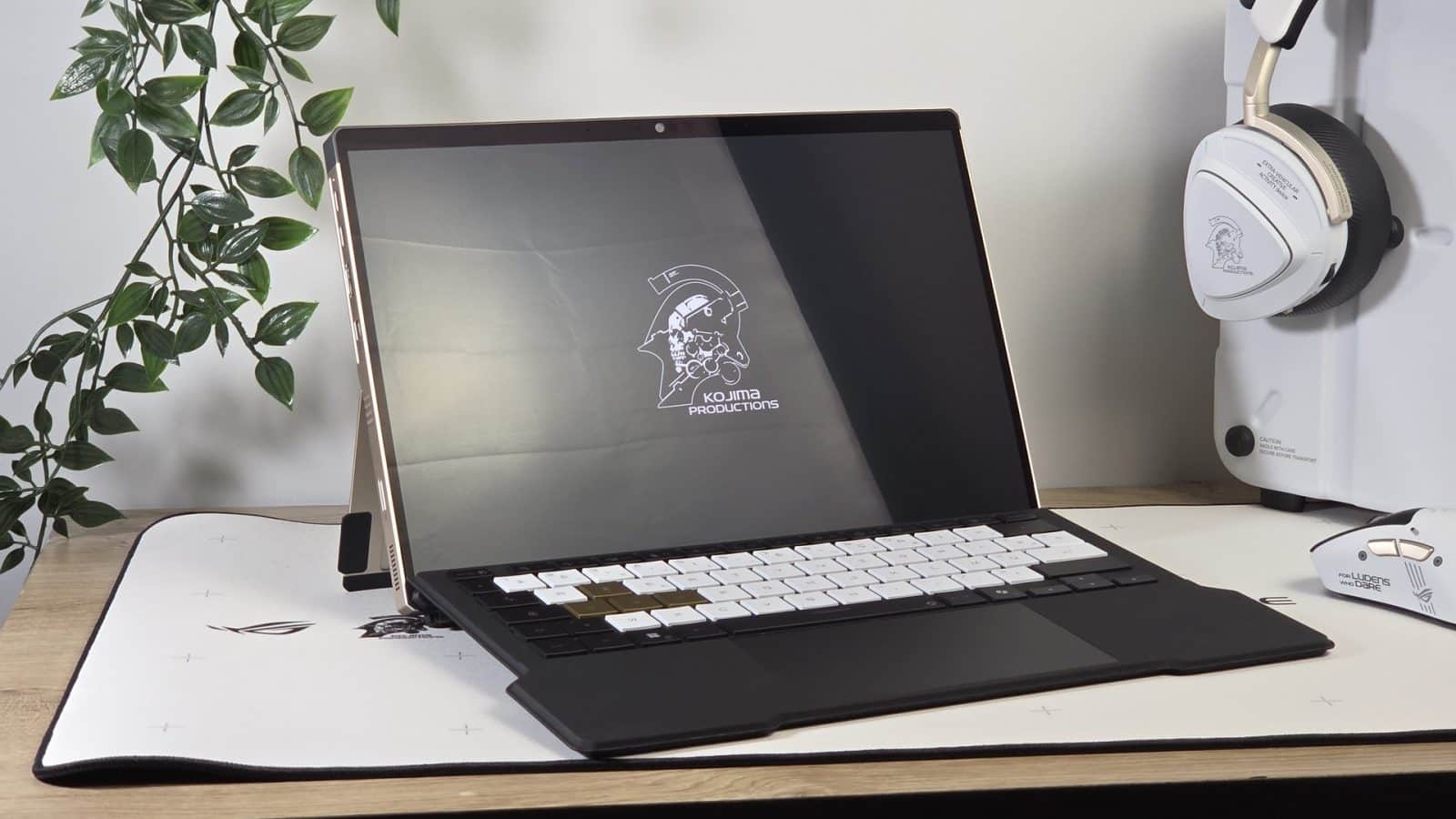 La ROG Flow Z13 Kojima Productions affiche l'emblème Ludens sur son écran