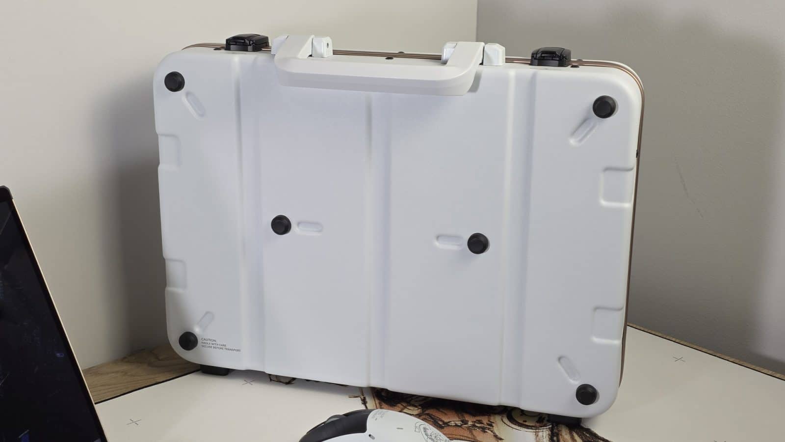 La valise de transport rigide de la ROG Flow Z13 Kojima Productions