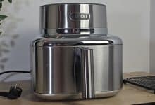 Airfryer Cosori Iconic Single en acier inoxydable posé sur un meuble