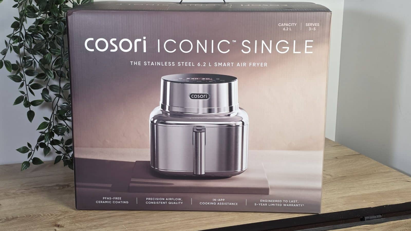 Le carton du Cosori Iconic Single aux tons cuivrés posé sur un meuble