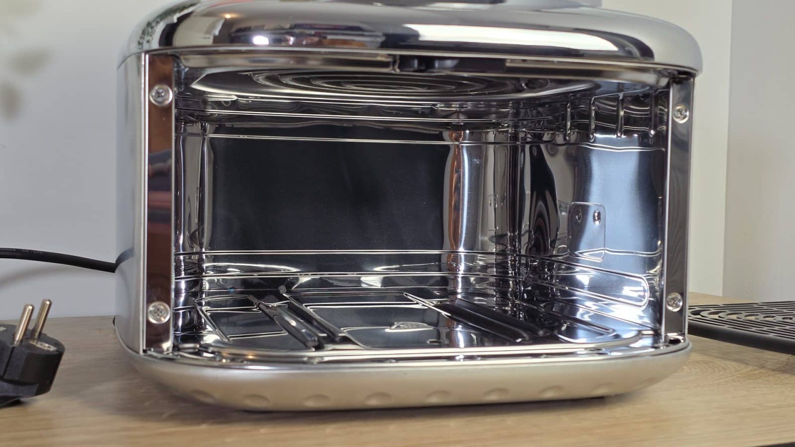 La chambre de cuisson en inox miroir du Cosori Iconic Single