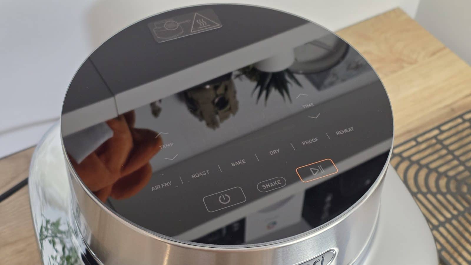 Le bandeau de commandes tactile du Cosori Iconic Single avec ses six fonctions