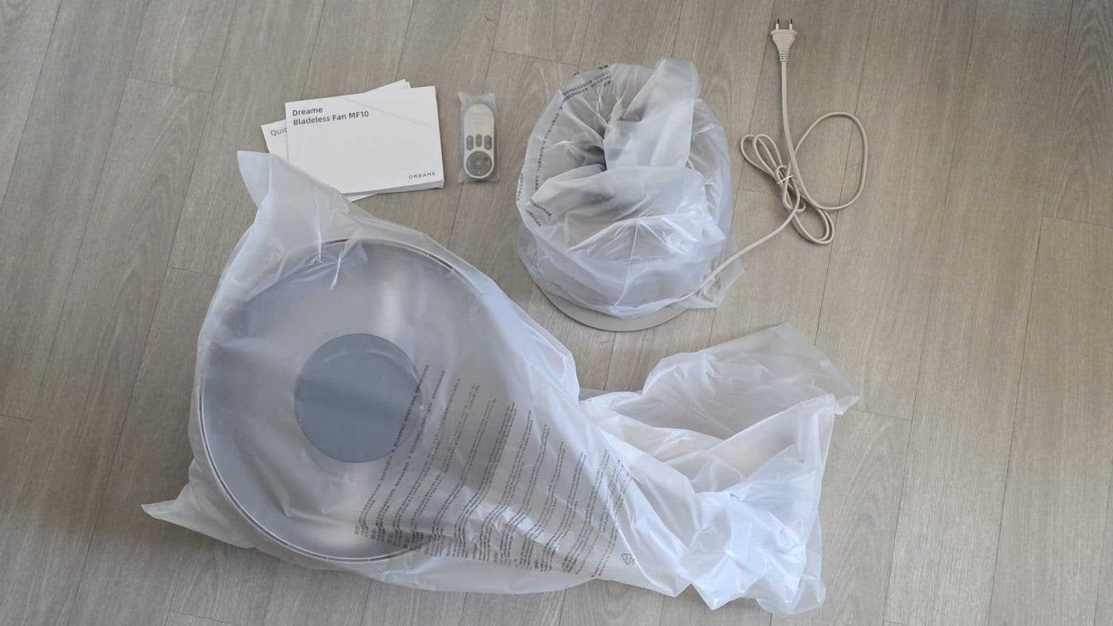 Accessoires du Dreame MF10 encore emballés : notice, télécommande, tête et base