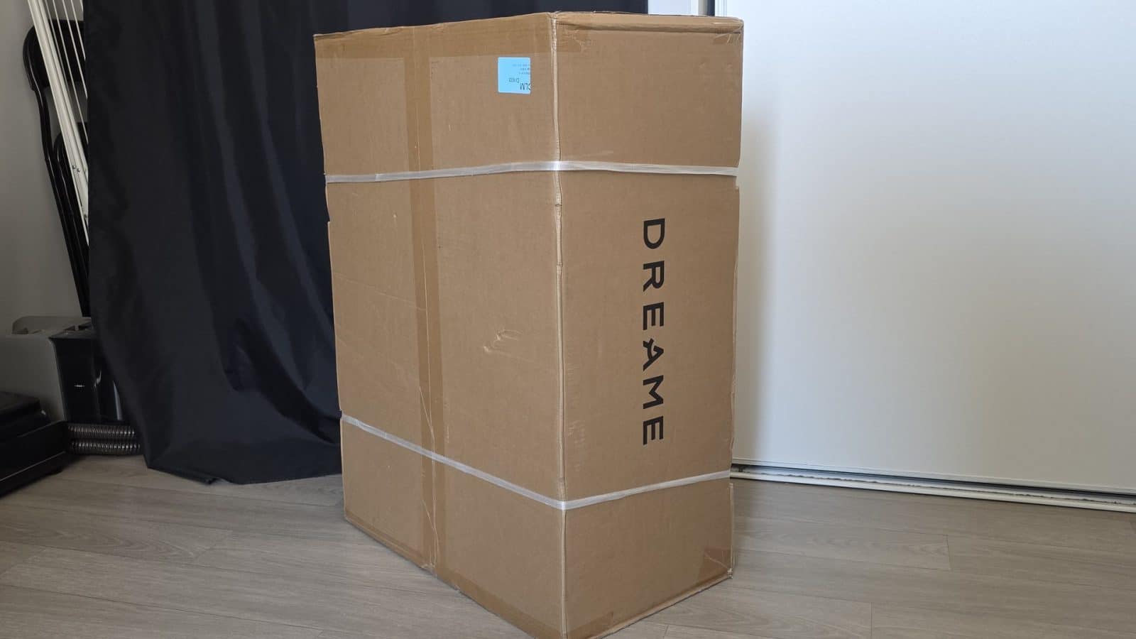 Carton de livraison du ventilateur Dreame MF10 posé au sol