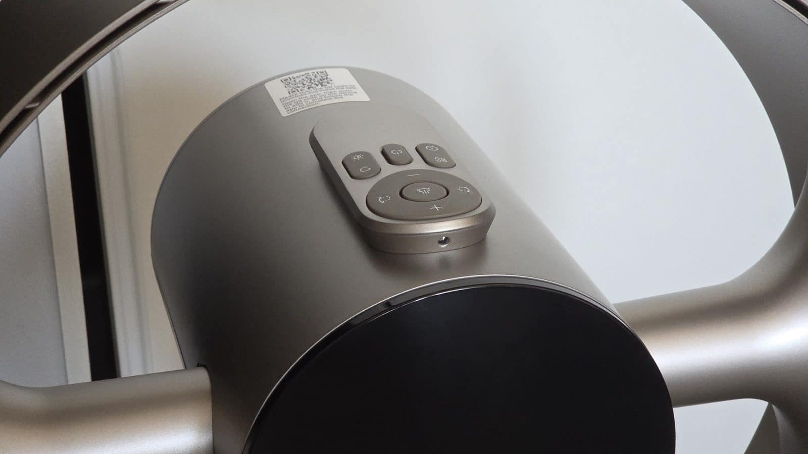 Télécommande aimantée posée sur la tête du Dreame MF10