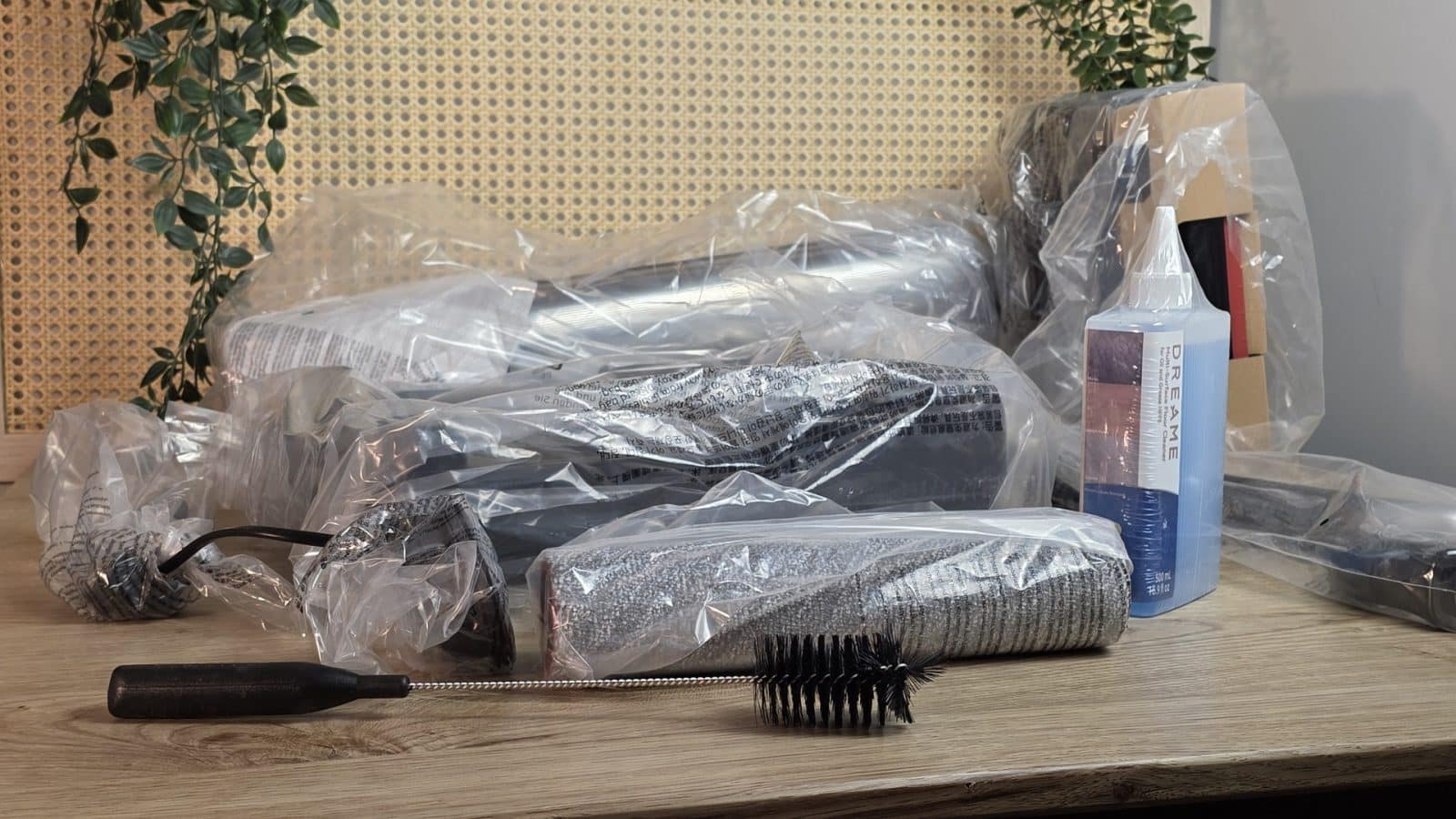 Les accessoires du Dreame T16 Pro Heat déballés et encore sous plastique