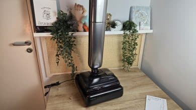L'aspirateur laveur Dreame T16 Pro Heat dresse sur sa base de charge