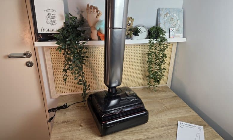 L'aspirateur laveur Dreame T16 Pro Heat dresse sur sa base de charge