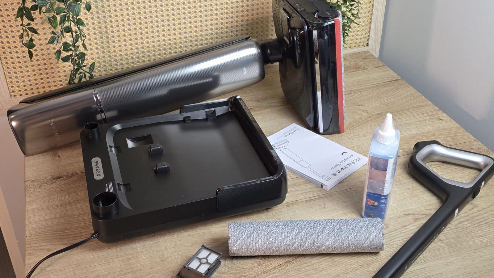 La base du Dreame T16 Pro Heat avec ses accessoires et la solution nettoyante