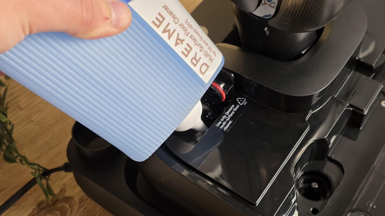 Une brosse de nettoyage insérée dans la base du Dreame T16 Pro Heat