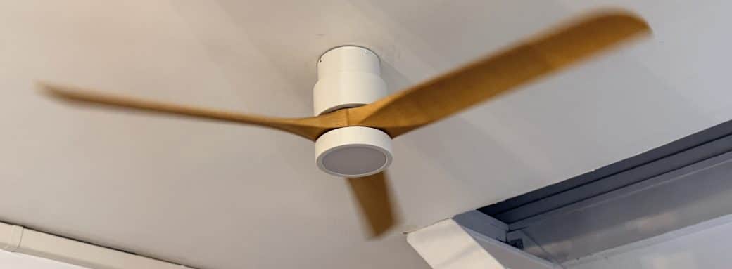 Ventilateur de plafond Ateroll CF011 installé et en marche dans un salon