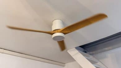 Ventilateur de plafond Ateroll CF011 installé et en marche dans un salon