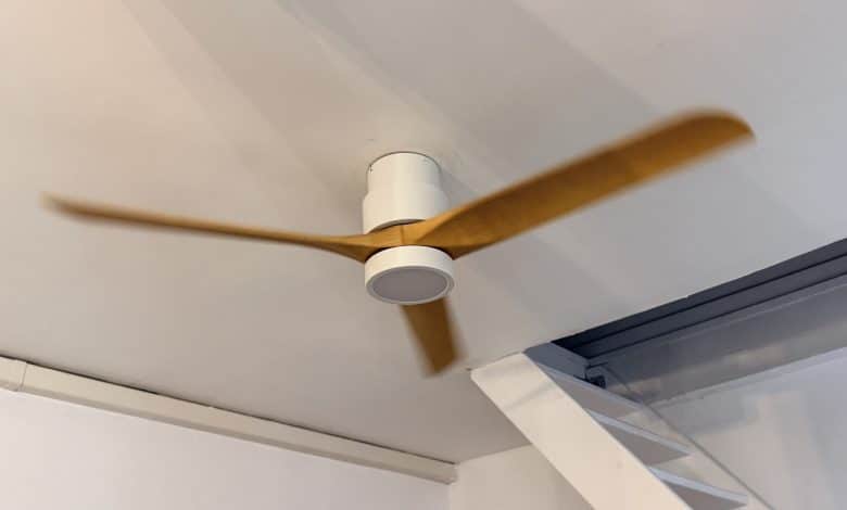 Ventilateur de plafond Ateroll CF011 installé et en marche dans un salon