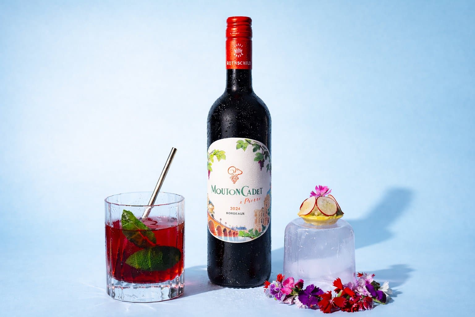 Le cocktail Bordeaux Mule servi avec citron vert et menthe