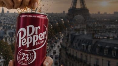 Canette de Dr Pepper 33 cl tenue devant la Tour Eiffel