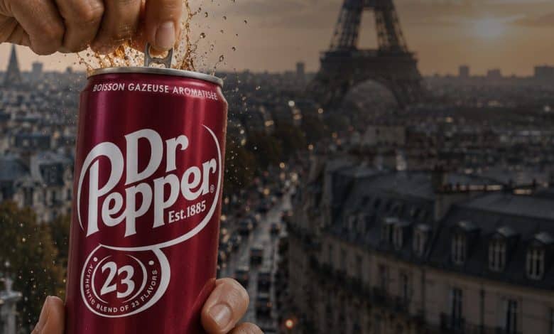 Canette de Dr Pepper 33 cl tenue devant la Tour Eiffel