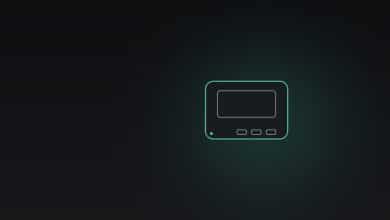 Mini-PC compact sur fond sombre, visuel du guide GEEKOM A9 Max du Café du Geek
