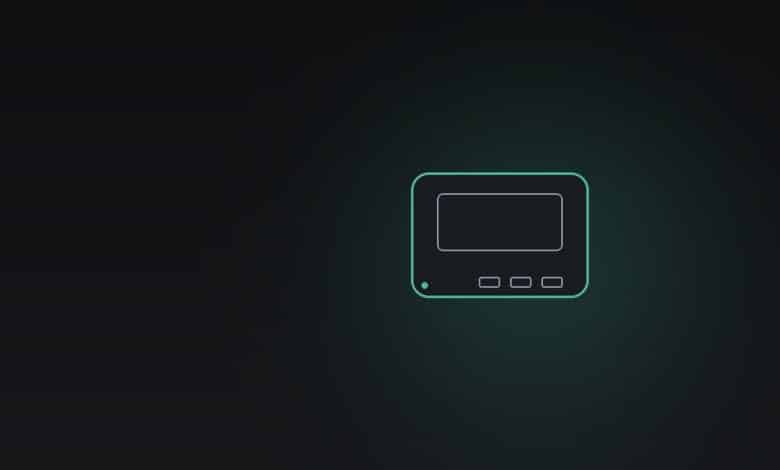Mini-PC compact sur fond sombre, visuel du guide GEEKOM A9 Max du Café du Geek