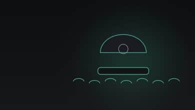 Robot nettoyeur de piscine sans fil sur fond sombre, visuel du guide Mammotion SPINO E1 du Café du Geek