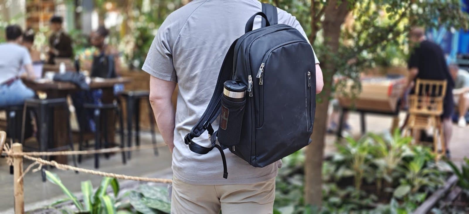 Porte-bouteille latéral du Samsonite GLAM-GO 15.6 en usage