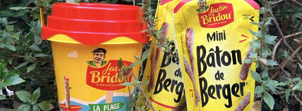 Seau Justin Bridou et sachet de Mini Bâton de Berger dans un jardin