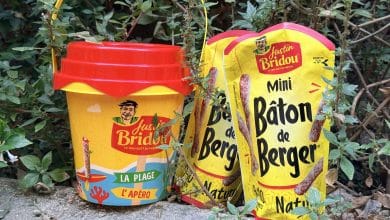 Seau Justin Bridou et sachet de Mini Bâton de Berger dans un jardin