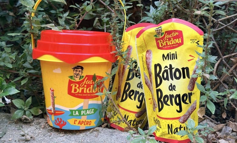 Seau Justin Bridou et sachet de Mini Bâton de Berger dans un jardin