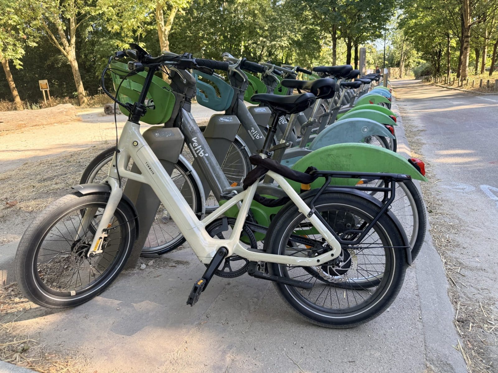 TENWAYS CGO Compact comparé en taille à des Vélib