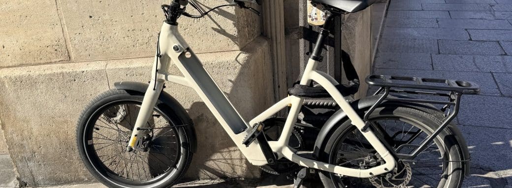 TENWAYS CGO Compact gare dans une rue de Paris